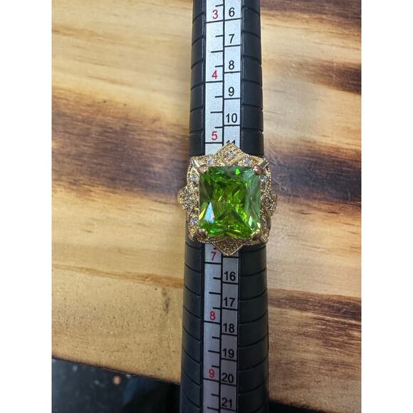 JBK Camrose Kross Gold Tone Faux Peridot Gemstone Ring Size 6 - Picture 1 of 4